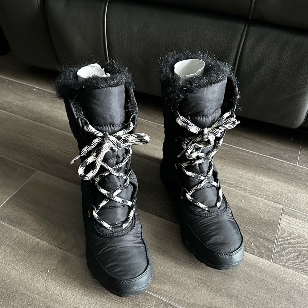 Sorel Women's Black Winter Boots with White Accents - Picture 2 of 7